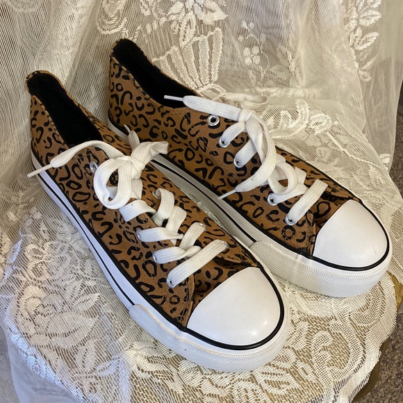 Converse Shoes - NWOT Cheetah Print Low Top Women’s Sneakers Size 10